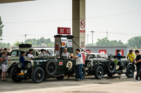 Bentley Le Mans (1927) - beim Tanken in Peking - Rallye Peking-Paris 2016