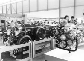 Bentley Mulsanne Turbo (1982) - am Genfer Automobilsalon von 1982 - um Tradition zu zeigen, stellte Bentley einen alten Blower-Bentley von 1929 neben den neuen Turbo-Motor