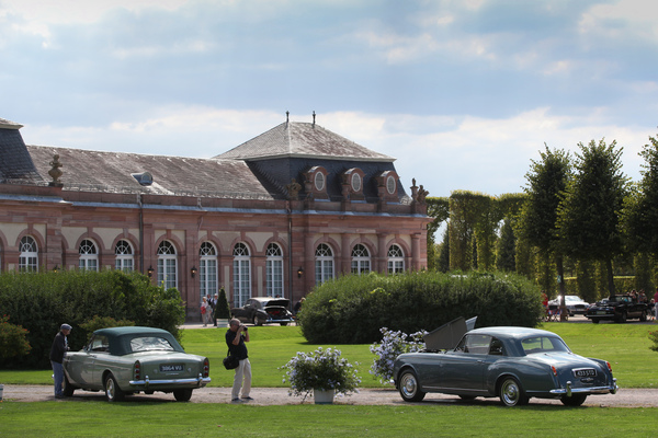 Bentley-Paar vor dem Schloss - Classic-Gala Schwetzingen 2018