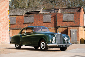 Bentley R-Type Continental Sports Saloon by H.J. Mulliner (1953) - als Lot 139 an der Versteigerung von RM/Sotheby's in der Villa Erba 2017
