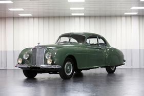 Bentley R-Type Continental Sports Saloon by H.J. Mulliner (1953) - als Lot 142 angeboten an der Versteigerung von RM/Sotheby's in Paris am 5. Februar 2020