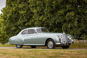 Bentley R-Type Continental Sports Saloon by H.J. Mulliner (1953) - als Lot 155 an der RM Sotheby's Cliveden House Versteigerung 2025