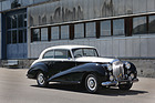 Bild: Bentley R-Type James Young Two Door Saloon (1953) - die zweifarbige Lackierung betont die Formen