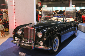 Bentley S1 Contintental Drophead Coupé Park Ward (1957) – Chassis BC41LCH auf dem Stand von Kidston – Rétromobile Paris 2025