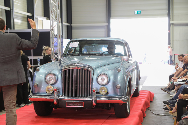 Bentley S2 Continental 2-Door Saloon (1961) - als Lot 39 an der Swiss Classic World Versteigerung der Oldtimer Galerie Toffen in Luzern am 3. Juni 2023