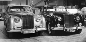 Bentley S2 Saloon (1960) - Vorderansichten des Bentley S2 neben seinem Bruder Rolls-Royce Silver Cloud II am Genfer Autosalon 1960