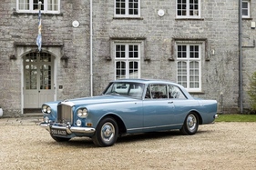 Bentley S3 Continental Fixed Head Coupé by Mulliner Park Ward (1964) - als Lot 725 angeboten anlässlich des Iconic Auctioneers "Silverstone Festival Classic Sale" am 25./26. August 2023