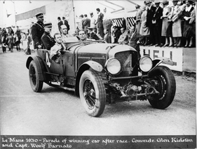Bentley Speed Six "Old Number One" (1930) – Glen Kidston und Cpt. Woolf Barnato bei der Siegesrunde in Le Mans