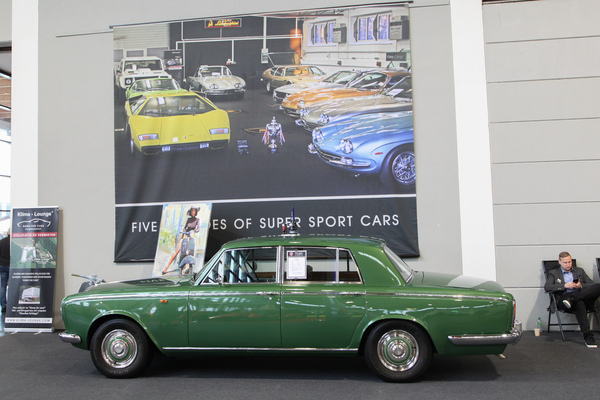 Bentley T1 Saloon (1968) - angeboten für EUR 38'500, ein bisschen als Gegenthese zum Hintergrund - Motorworld Classics Bodensee 2022