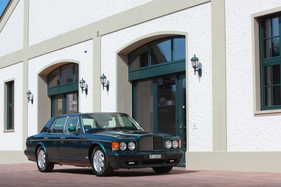 Bentley Turbo S (1995) - macht vor jeder Fassade einen guten Eindruck Bentley Turbo S (1995) - macht vor jeder Fassade einen guten Eindruck