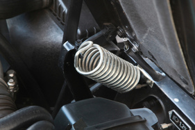 Bentley Turbo S (1995) - massiv dimensionierte Feder zum Halten der Motorhaube