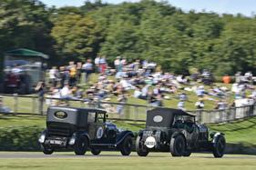 Bentley im Zweikampf in der Brooklands Trophy.jpg - Goodwood Revival 2019