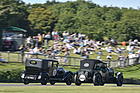 Bentley im Zweikampf in der Brooklands Trophy.jpg - Goodwood Revival 2019