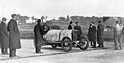 Benz 200 HP "Blitzen Benz" (1909) - Brooklandsbahn, 8. November 1909. Victor Hémery stellt mit dem Benz 200 PS Rennwagen zwei neue Geschwindigkeitsrekorde auf - 205,666 km/h über eine halbe Meile und 202,648 km/h über einen Kilometer, beides mit fliegendem Start (© Mercedes-Benz AG, 1909) Benz 200 HP "Blitzen Benz" (1909) - Brooklandsbahn, 8. November 1909. Victor Hémery stellt mit dem Benz 200 PS Rennwagen zwei neue Geschwindigkeitsrekorde auf - 205,666 km/h über eine halbe Meile und 202,648 km/h über einen Kilometer, beides mit fliegendem Start (© Mercedes-Benz AG, 1909)