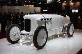 Benz Blitzen-Benz (1909) - 21,5 Liter Hubraum und 200 PS ergaben 228 km/h Höchstgeschwindigkeit - auf dem Mercedes-Benz-Stand (Rétromobile 2013)