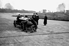 Image: Benz Blitzen-Benz (1913) - L. G. "Cupid" Hornsted on record rides on a modified Blitzen-Benz with 200 hp on December 22, 1913 on the Brooklandsbahn