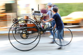 Benz Dreirad (1886) - wird in Position geschoben (Replica) - Classic-Gala Schwetzingen 2021