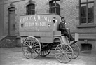 Benz Lieferungs-Wagen (1896) – Benz & Cie. liefert das Fahrzeug im Dezember 1896 an das traditionsreiche Pariser Kaufhaus „Grands Magasins Du Bon Marché“.