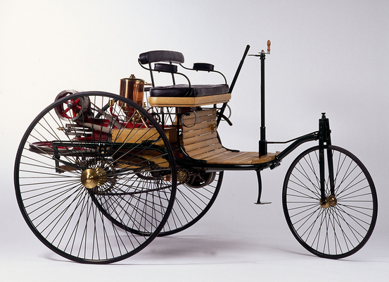 Bild Benz Patent-Motorwagen (1886) - Am 29. Januar 1886 meldete Carl Benz sein "Fahrzeug für Gasmotorenbetrieb" zum Patent an.