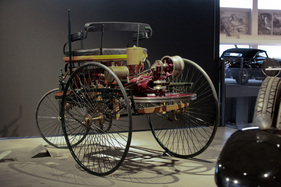 Bild Benz Patent Motorwagen (1886) - die Anfänge, das "Benz-Velo" ist nur noch als Nachbauten erhalten - Sonderschau "Mercedes-Benz" im Pantheon Basel 2020/2021