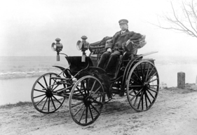 Bild Benz Victoria (1893) – Carl Benz in seinem ersten vierrädrigen Modell