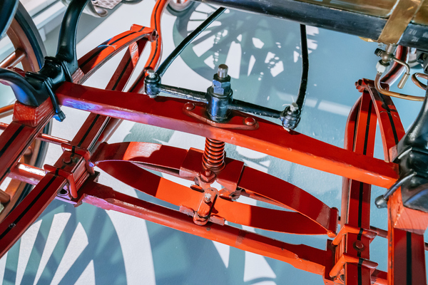 Bild: Benz Victoria (1893) – Die Lenkungsmechanik im Detail. Von der Querfeder fast verdeckt: die dünnen Spurstangen