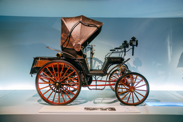 Bild: Benz Victoria (1893) – Ein Hauch von Hot Rod: rote Räder, hinten grösser als vorn