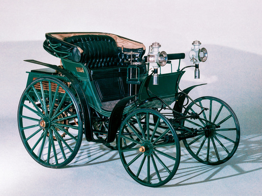 Bild: Benz Victoria (1893) – Optisch noch nah an der Kutsche, aber mit Achsschenkellenkung bereits deutlich modernerem Fahrwerk