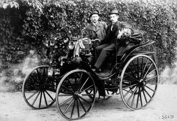 Bild: Benz Victoria (1894) – Baron Theodor von Liebieg (rechts) und Franz Stransky in ihrem Fernreise-Benz mit drittem Scheinwerfer
