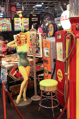 Benzin-Säulen und Zubehör - Rétromobile 2015