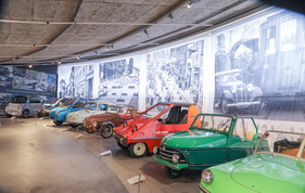 Benzin- oder Elektroantrieb, früher eher Verbrennungsmotoren, heute sind Kleinstautos meist elektrische angetrieben - Sonderschau Microcars im Pantheon 2022/2023 Benzin- oder Elektroantrieb, früher eher Verbrennungsmotoren, heute sind Kleinstautos meist elektrische angetrieben - Sonderschau Microcars im Pantheon 2022/2023