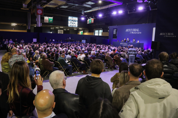 Beobachter am Rande, es wird fleissig gefilmt – Artcurial-Versteigerung – Rétromobile Paris 2025