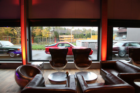 Bequeme Lounge-Bestuhlung drin, Klassiker draussen Bequeme Lounge-Bestuhlung drin, Klassiker draussen