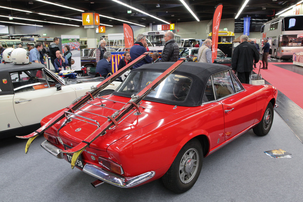 Bereit für den Winter? Fiat 124 Spider mit Skiern - Retro Classics Bavaria 2016