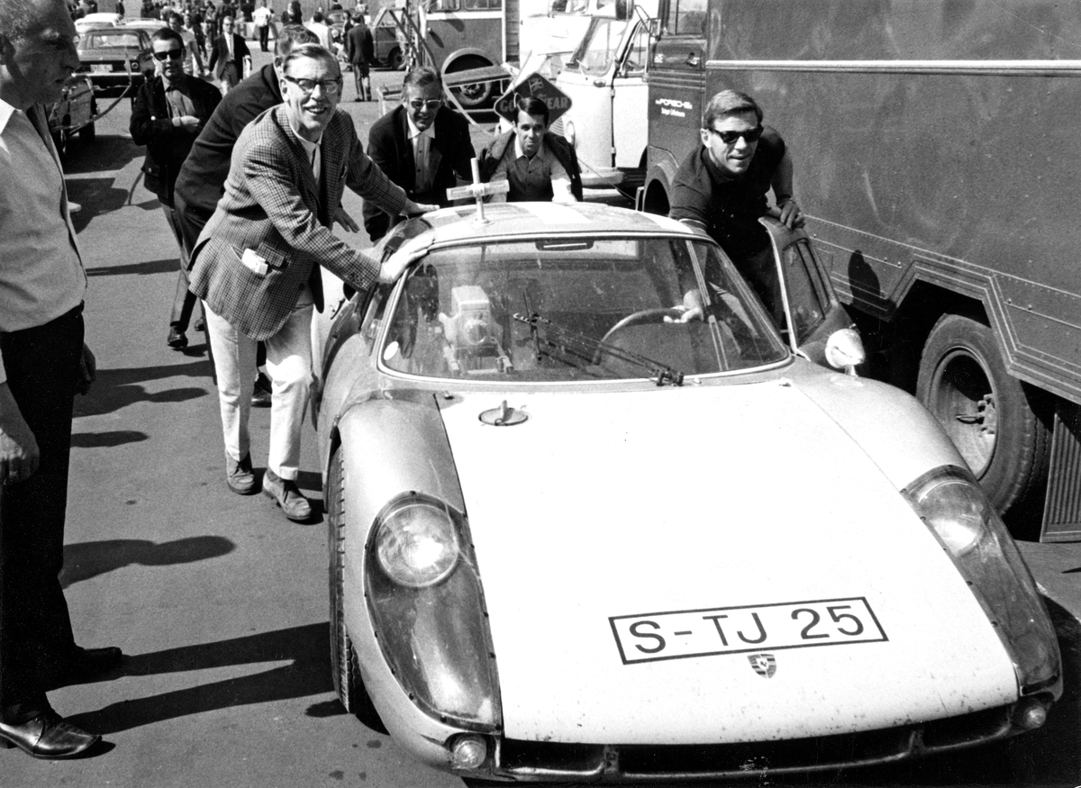 Bereit zur Kamerafahrt beim 1000-km-Rennen auf dem Nürburgring 1966 - links Huschke von Hanstein