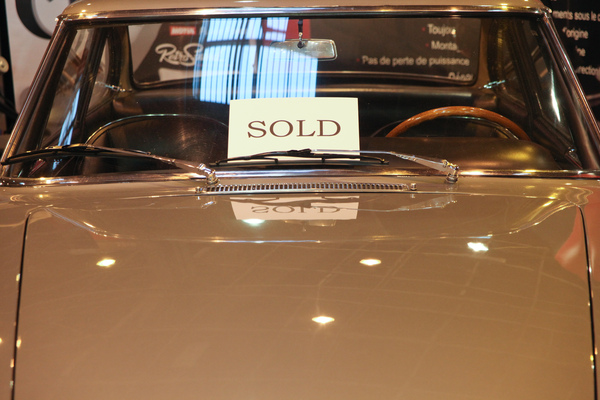 Bereits am zweiten Tag prangte an manchen Stellen ein "Verkauft"-Schild - Rétromobile 2015