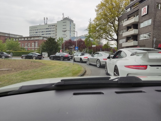 Bereits ausserhalb des Veranstaltungsgeländes war die Porsche-Dichte auffällig hoch – Porsche-Treffen Dinslaken 2022