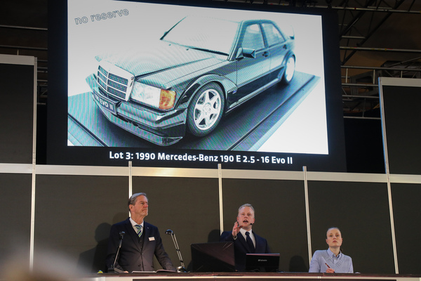 Bereits bei den Automobilia wurde eifrig mitgeboten - Oldtimer Galerie Gstaad Versteigerung am 29. Dezember 2024