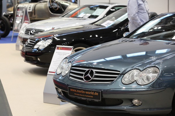 Bereits häufig anzutreffen, aber erst in zwei Jahren ein Youngtimer, der Mercedes-Benz Roadster der Baureihe R230 - Retro Classics Bavaria 2019