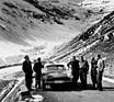 Bereits leichter Schnee, der stört die Bremsen-Versuchsfahrten von Porsche aber nicht. Herbert Linge (Dritter von rechts) trifft 1958 am Stilfser Joch zufällig auf Dr. Seifert und einen BMW 507