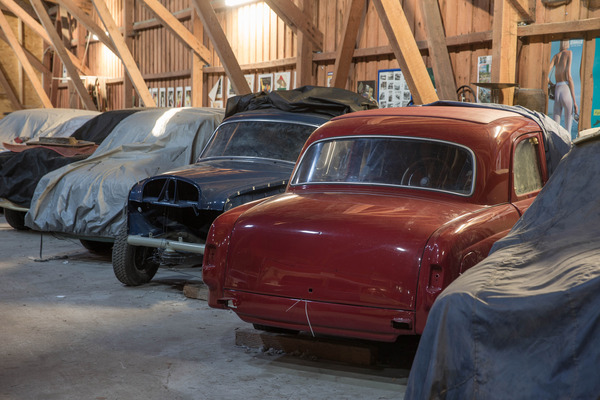 Bereits neu lackierte Fahrzeuge warten auf die Fertigstellung - Einblicke in die Arbeit der Ponton-Manufaktur