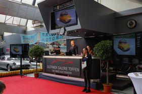 Bereits um das erste Lot, einen Fiat 500, wird eirig gefeilscht - Versteigerung "Klassische Automobile & Motorräder" der Oldtimer Galerie in Toffen am 18. Oktober 2025