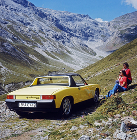 Bergidyll mit (oder trotz) Mittelmotor: Werbemotiv des VW-Porsche 914 2.0 – als Botschaft seiner Kurvenbegabung? Ort und Zeit: Nordostrampe des Stilfser Jochs, Spätsommer 1972.