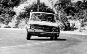 Bergprüfung am Monte Nerone: Der Fiat 128 (1969) übersteuert leicht.