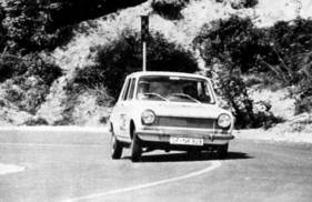 Bergprüfung am Monte Nerone: Der Simca 1100 (1969) übersteuert fest. Er überschreitet ganz klar den Mittelstreifen und wird in den Kurvenradius hineingezwungen.