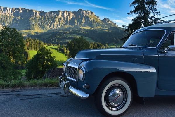 Image: Mountain ridges and humpback Volvo - Swiss Volvo Meeting 2025