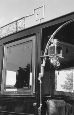 Berliet Limousine (1911) - Griffstange für den Einsteig und Hörrohr für den Fahrer zur Befehlsübermittlung aus dem Fond.