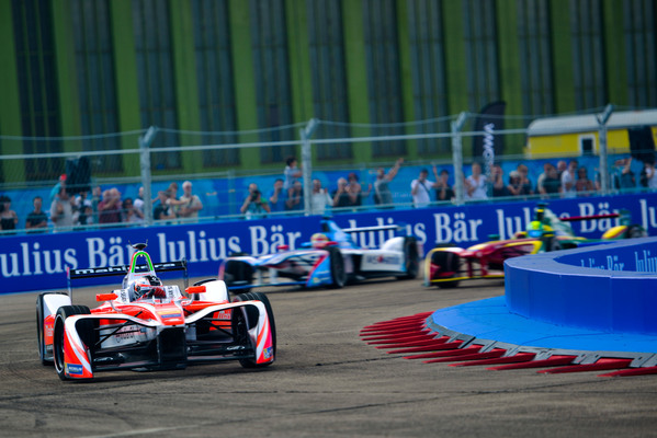 Berlin Tempelhof Sieger Nick Heidfeld auf Mahindra