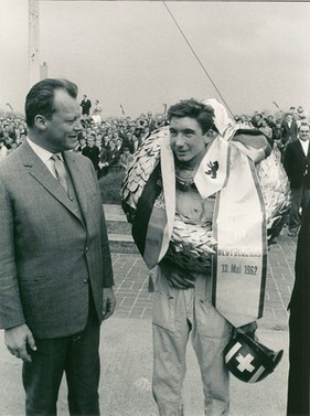 Berlins regierender Bürgermeister Willy Brandt mit Seppi Siffert 1962 nach dem Sieg im Formel-Junior des GP der Nationen auf der Avus