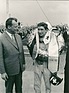 Berlins regierender Bürgermeister Willy Brandt mit Seppi Siffert 1962 nach dem Sieg im Formel-Junior des GP der Nationen auf der Avus